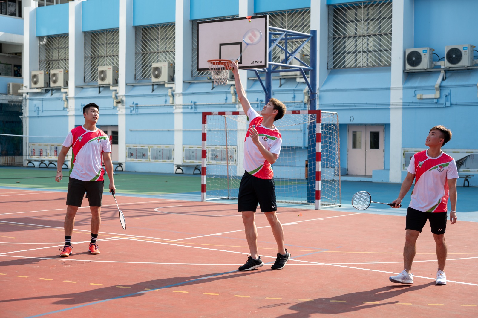 羅卓謙(左)、張德正(中)、呂俊瑋(右)示範戶外羽毛球玩法