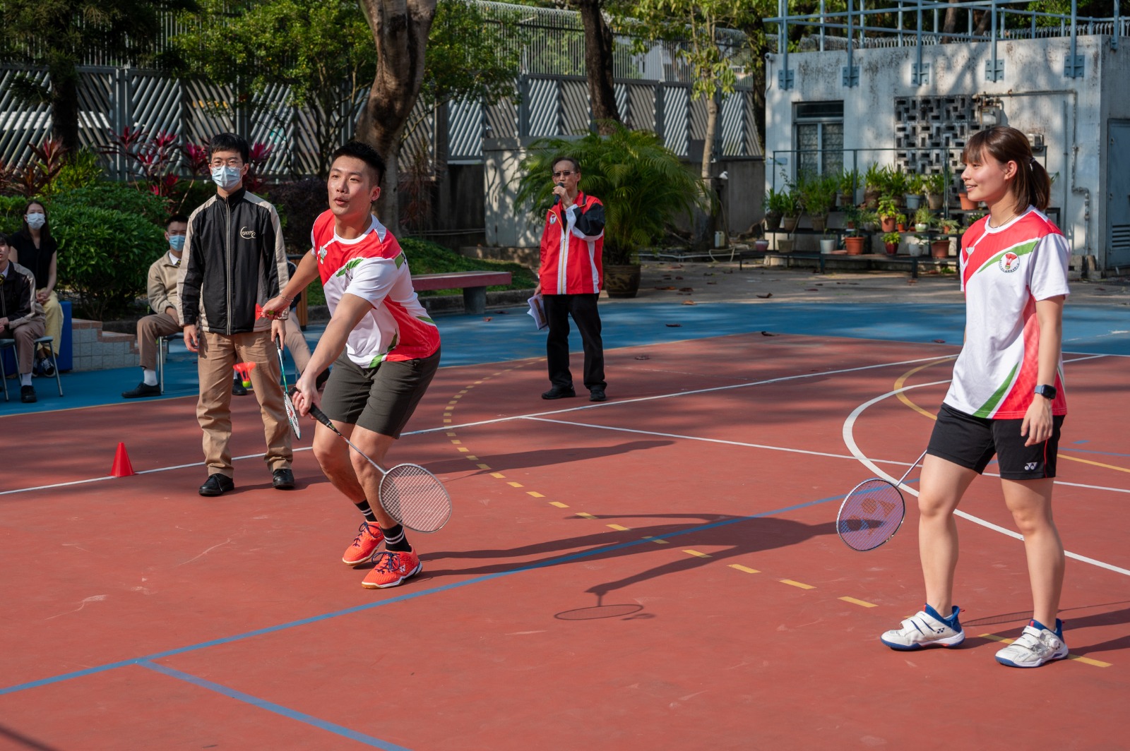 羅卓謙(左)、梁悅儀(右)示範戶外羽毛球玩法