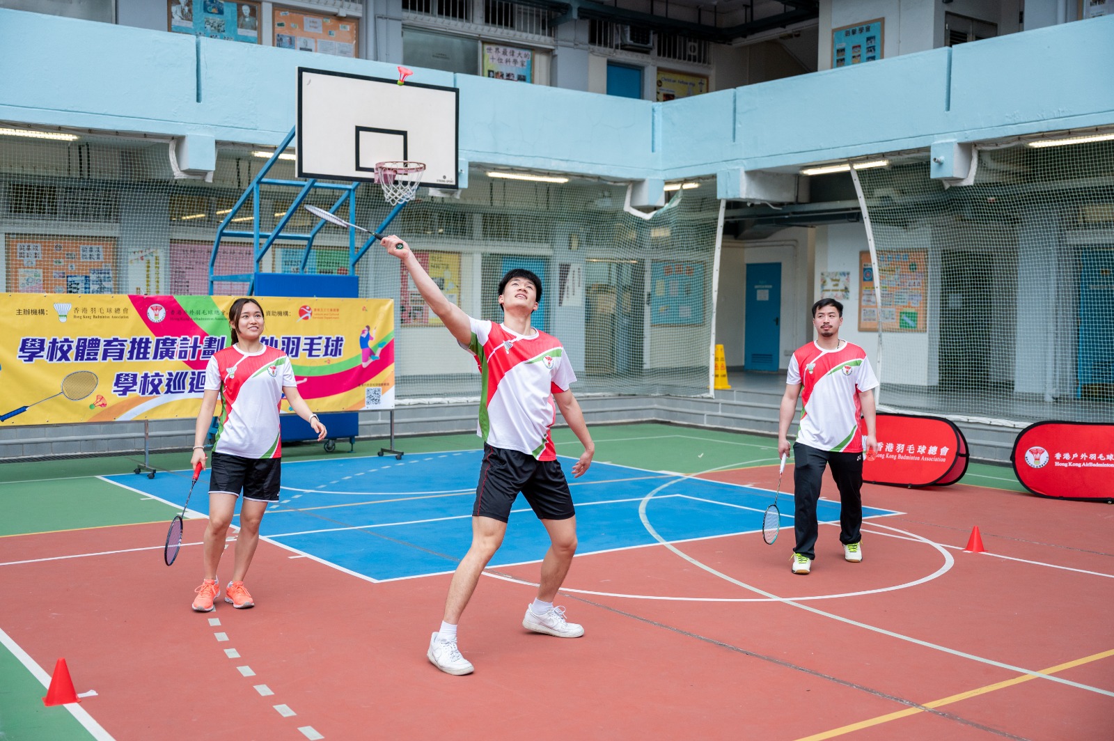 楊霈霖(左)、洪魁駿(中)、李晉熙(右)示範戶外羽毛球玩法
