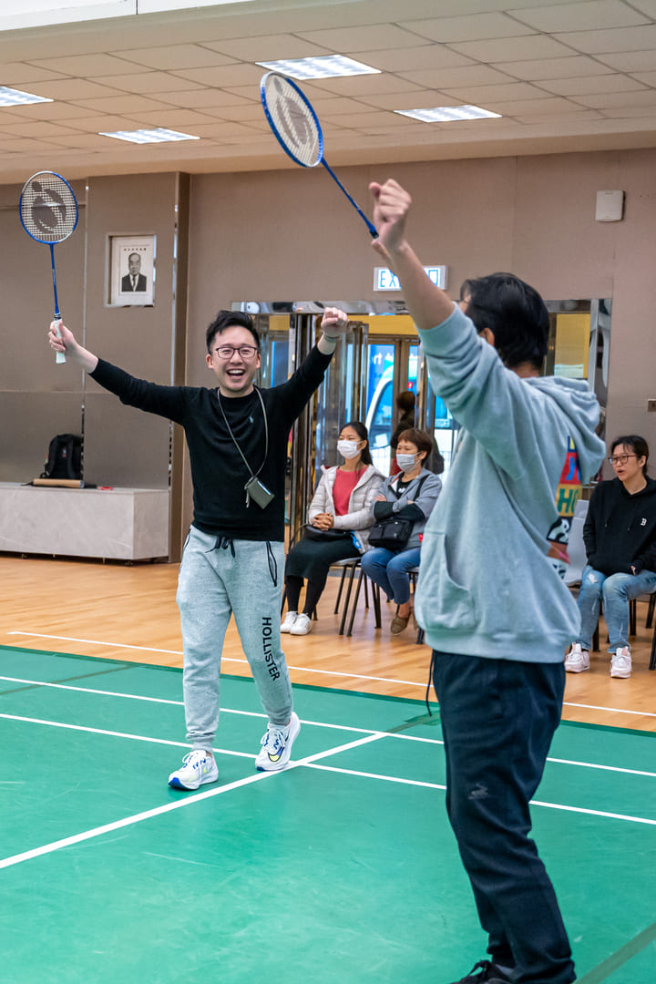 孔教學院大成小學蔡雋豪主任（左）表示學校支持戶外羽毛球運動推廣